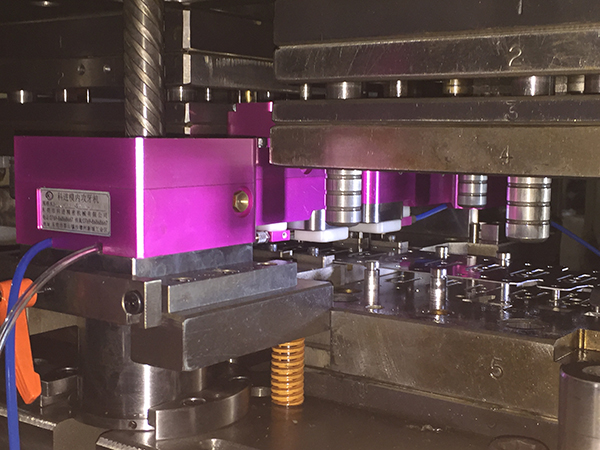 模內(nèi)攻牙機(jī)應(yīng)用于電源機(jī)箱行業(yè)現(xiàn)場(chǎng)