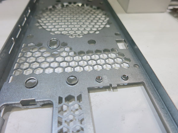 模內(nèi)攻牙機(jī)應(yīng)用于機(jī)箱行業(yè)現(xiàn)場(chǎng)案例